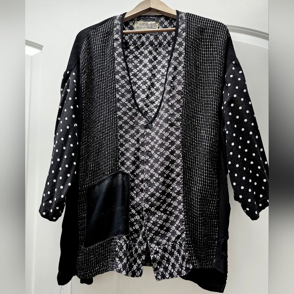 WYSIWYG Black and White Patterned Artsy Top 4X